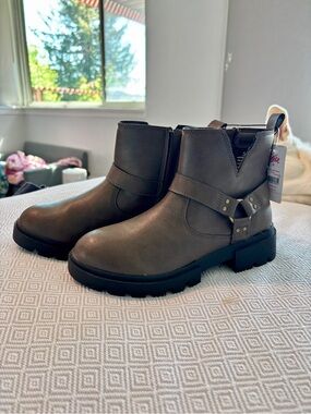 Justice Brown Chelsea Ankle Boots